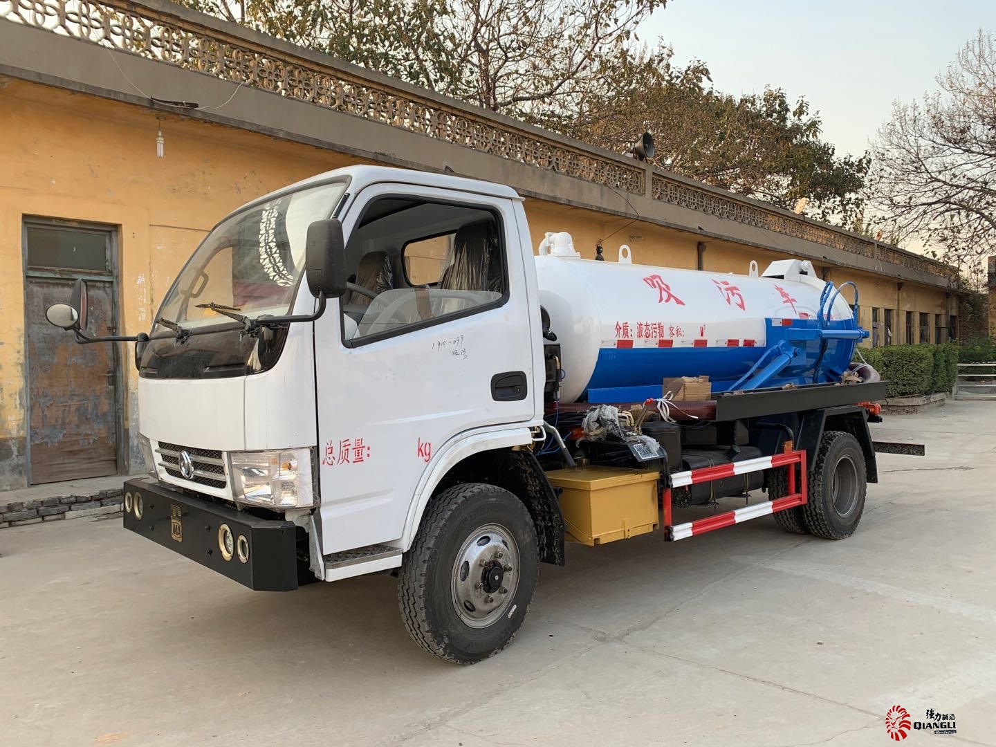 吸污車