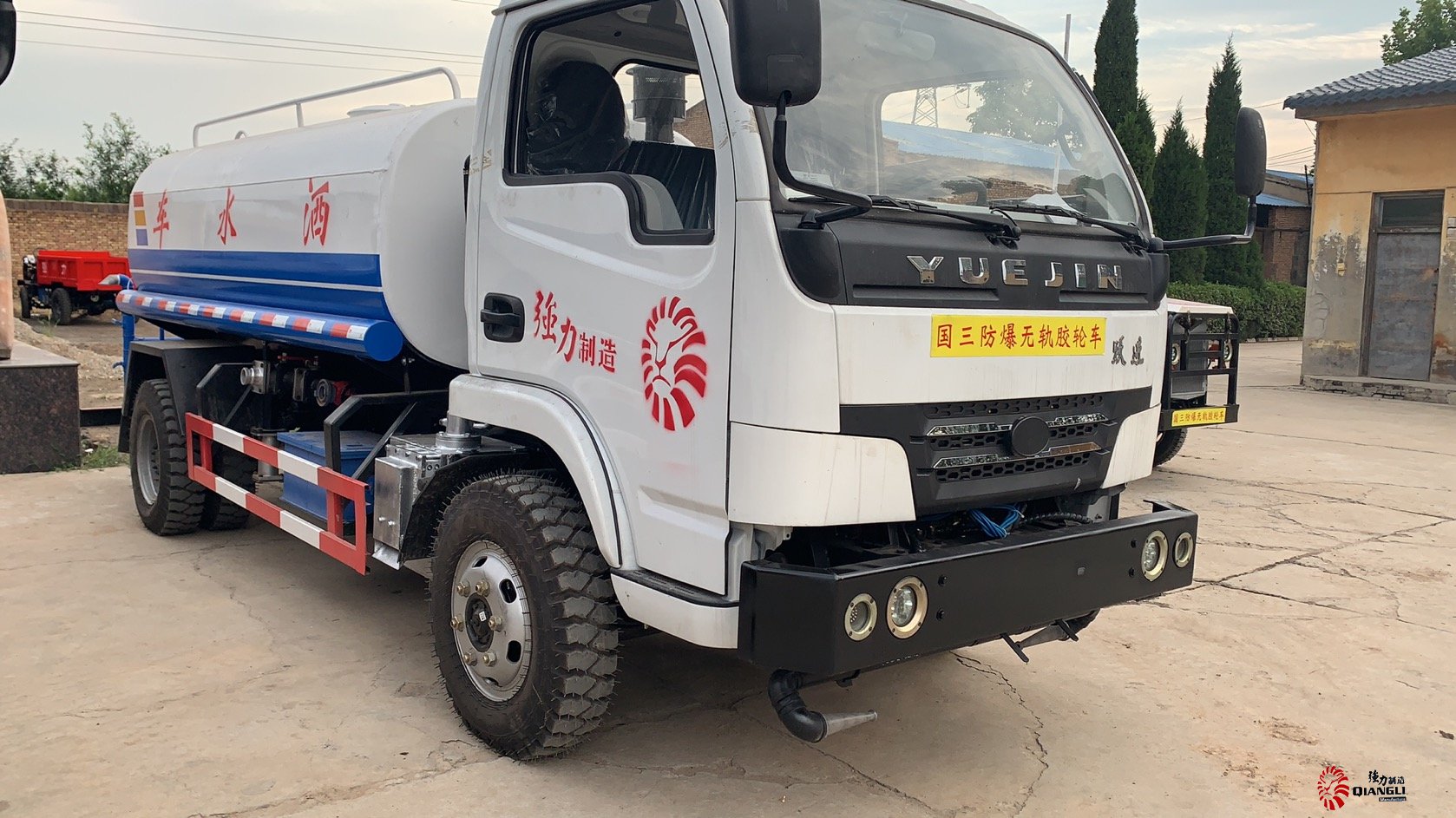 WC4S礦用防爆柴油機無軌膠輪灑水車實拍圖2