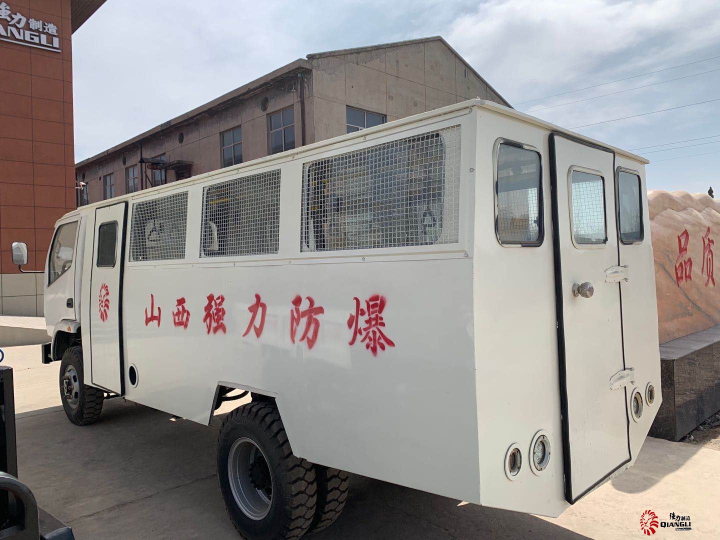 膠輪人車